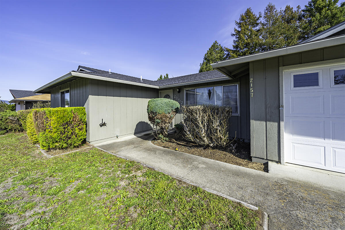 2157 Delta Waters Road Medford, OR 97504 - Photo 5 of 30 DSC05270-HDR-Edit