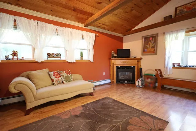 $379,900 | 1001 Woodstock Road, Hartford, VT 05001