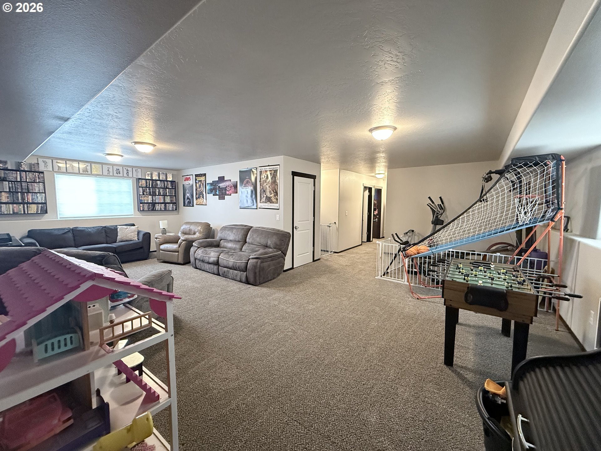 472 Cardinal Place Umatilla, OR 97882 - Photo 18 of 28 a living room with furniture a rug and a potted plant