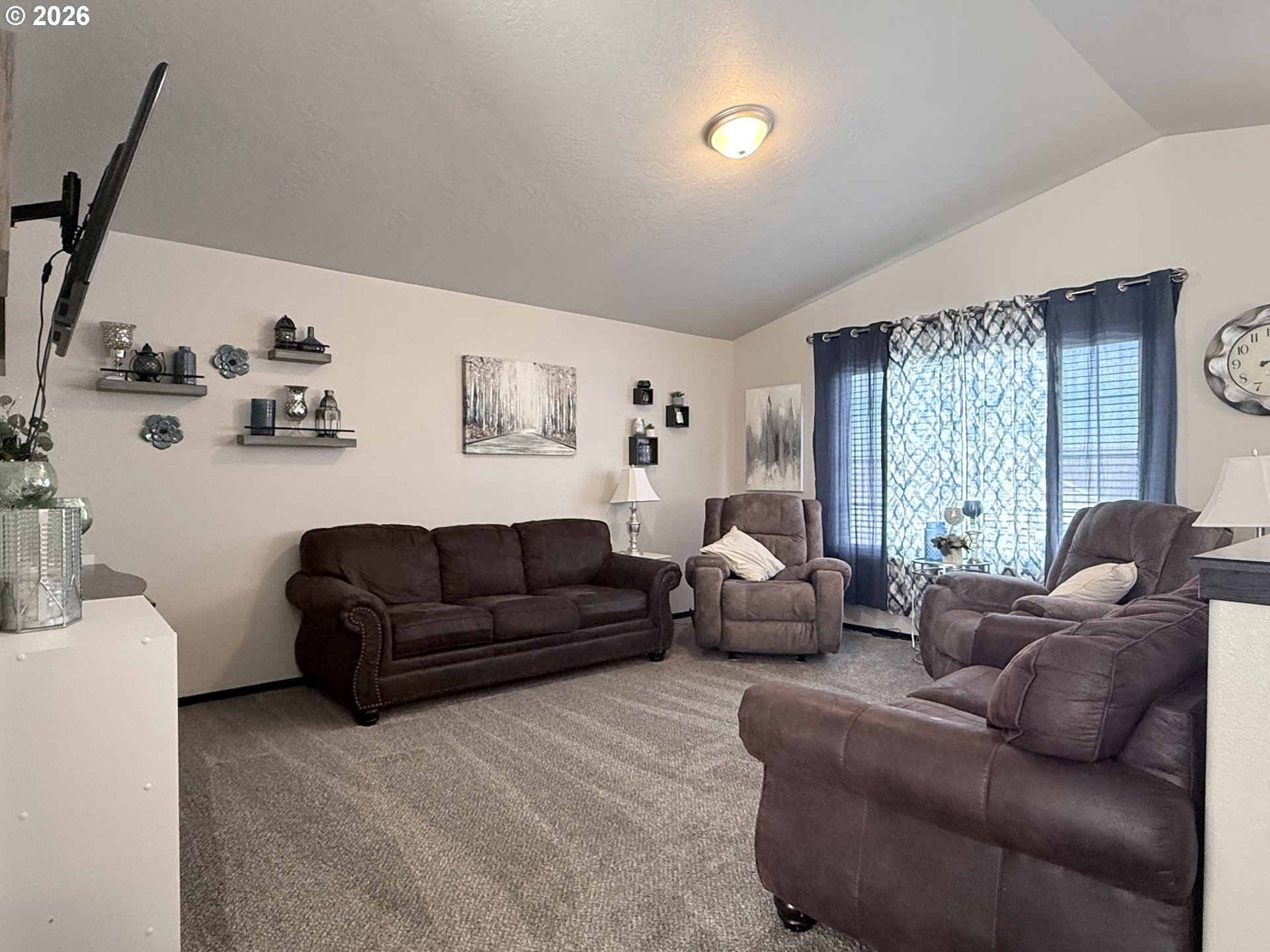472 Cardinal Place Umatilla, OR 97882 - Photo 6 of 28 a living room with furniture and a large window