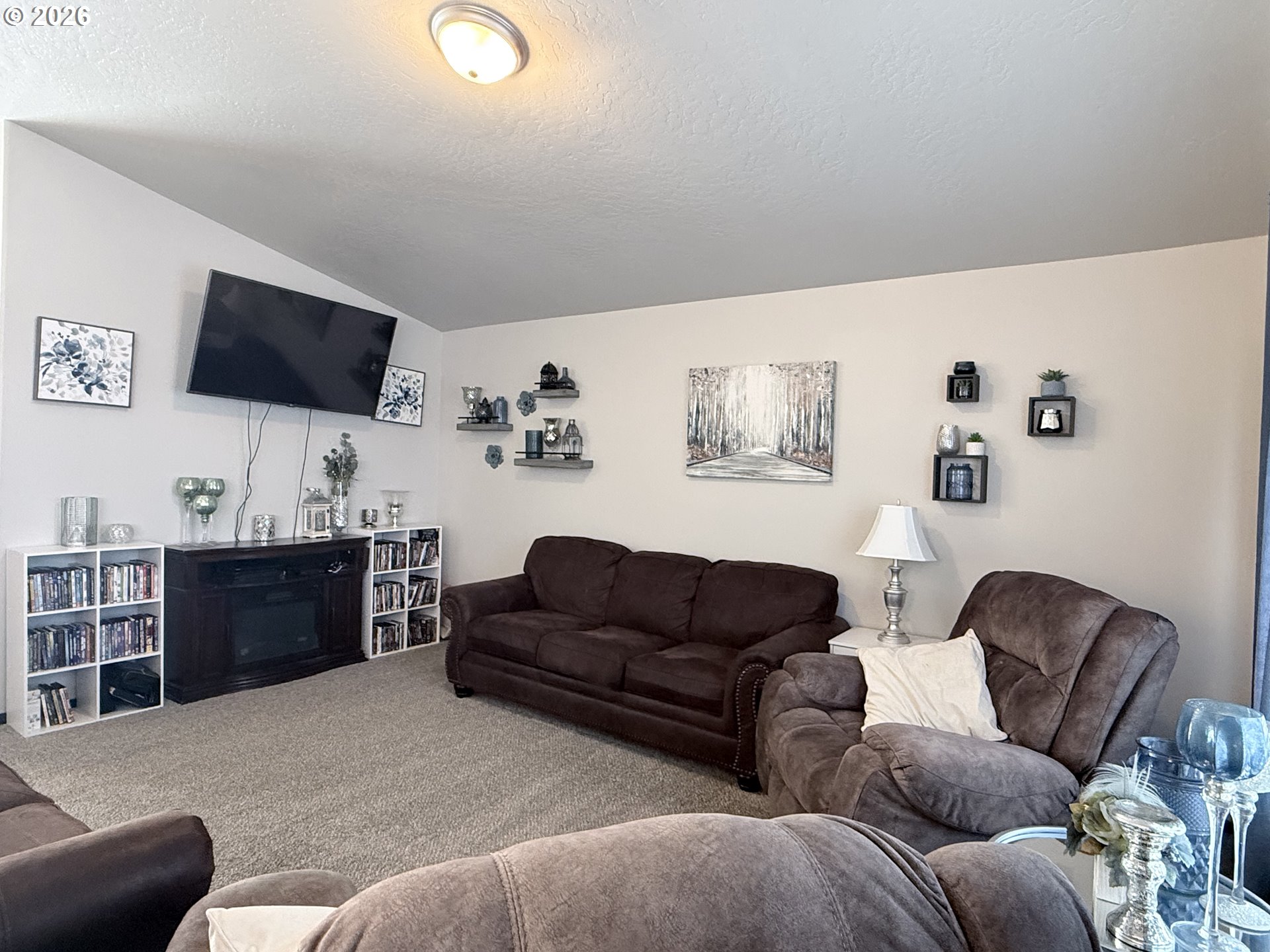 472 Cardinal Place Umatilla, OR 97882 - Photo 7 of 28 a living room with furniture and a flat screen tv