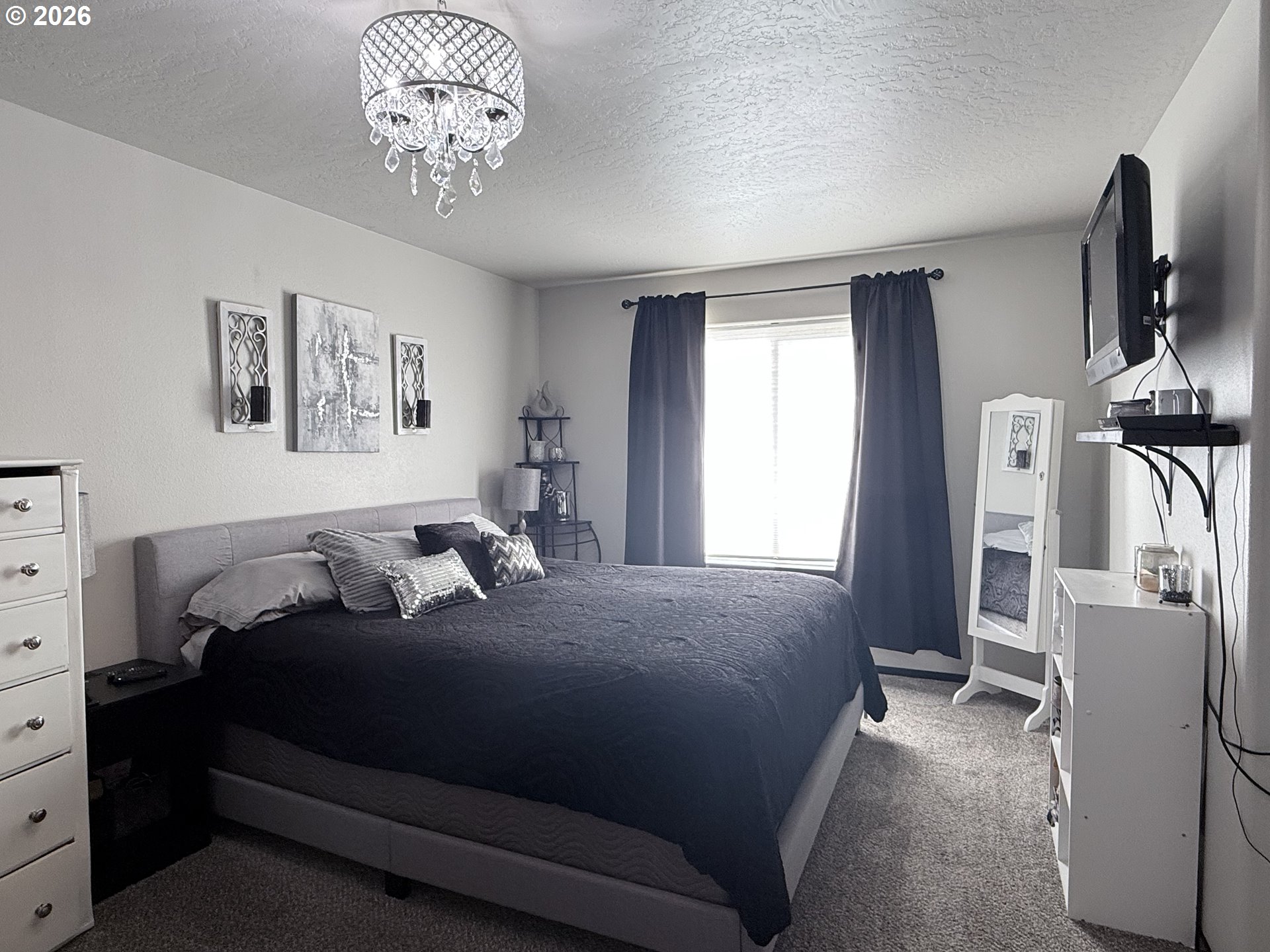 472 Cardinal Place Umatilla, OR 97882 - Photo 8 of 28 a bed room with a bed and a television