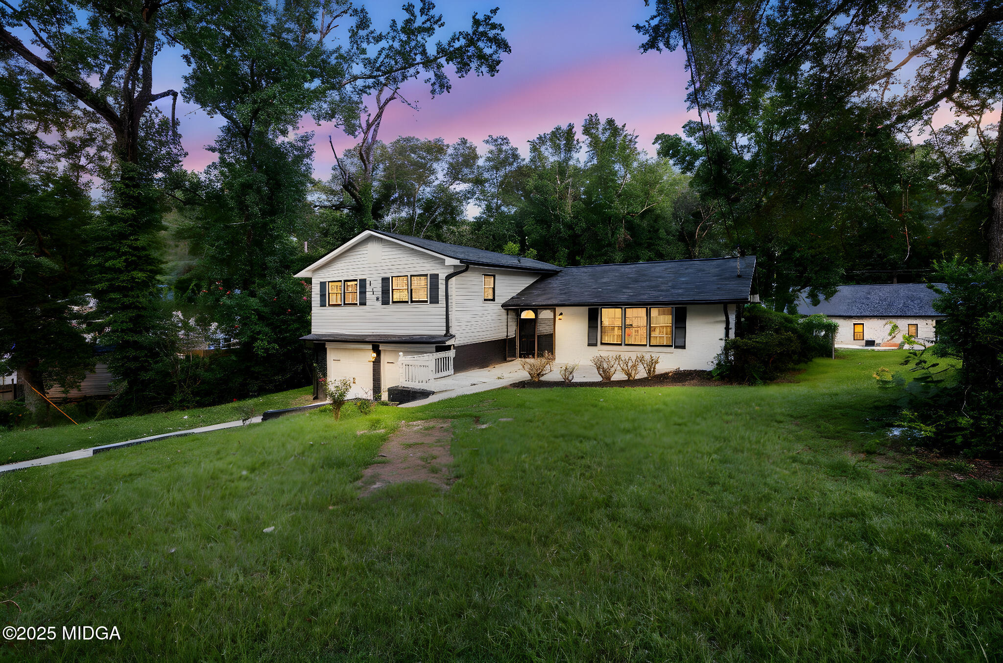 113 Colonial Road Warner Robins, GA 31088 - Photo 2 of 34 a front view of a house with garden