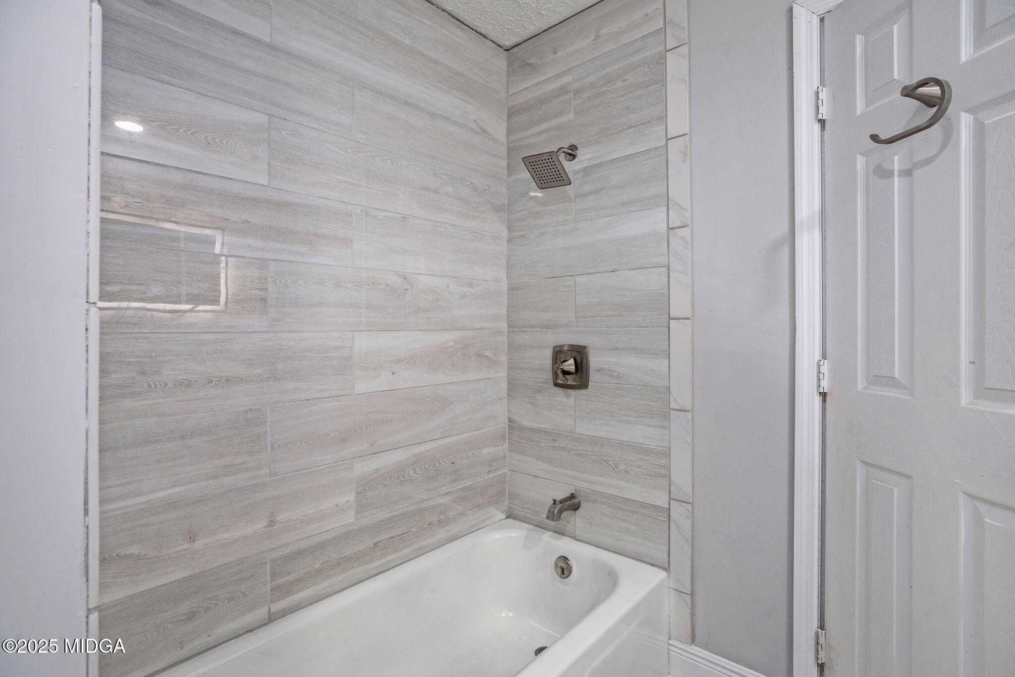 113 Colonial Road Warner Robins, GA 31088 - Photo 22 of 34 a bathroom with a bathtub and shower