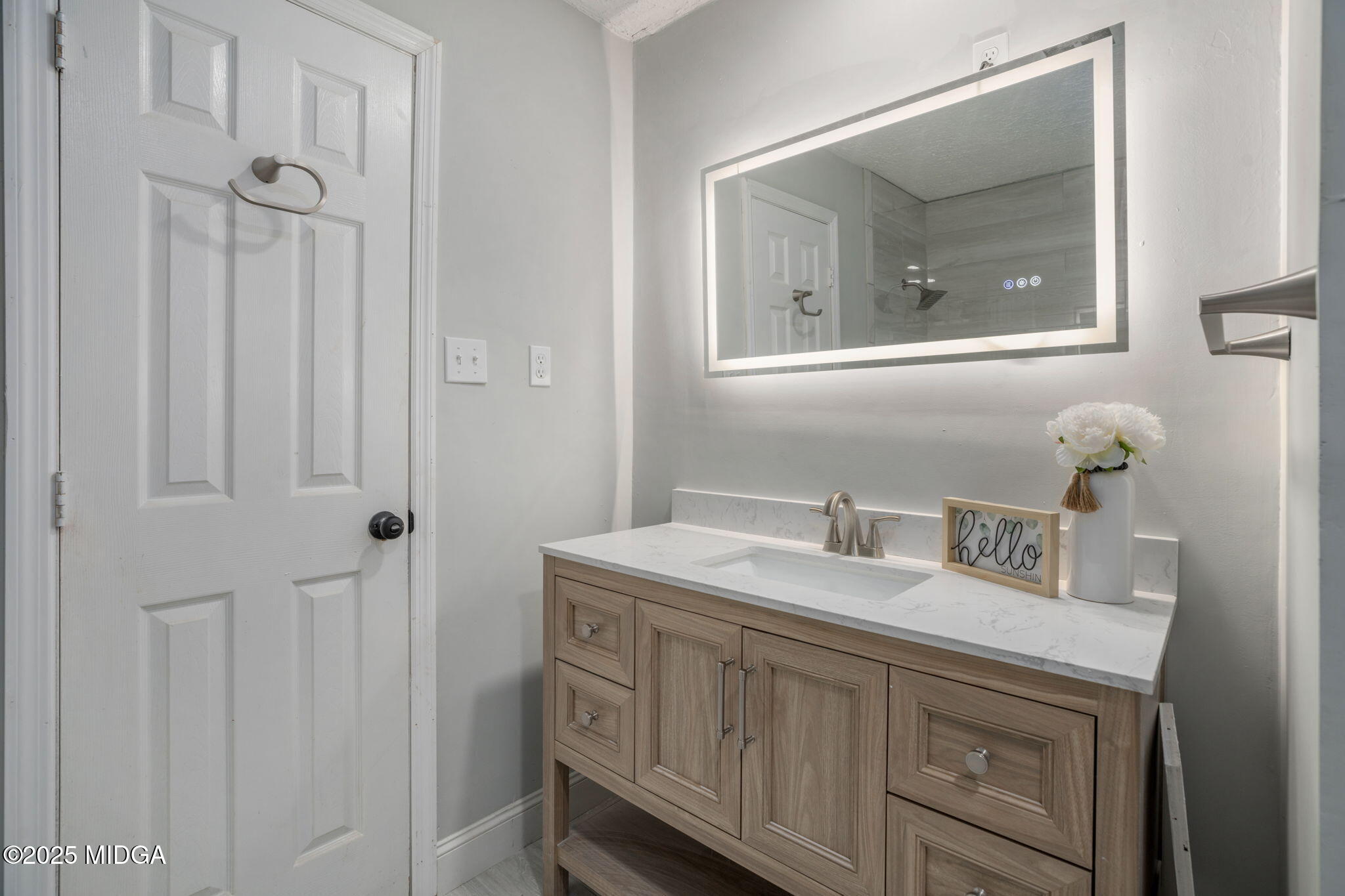 113 Colonial Road Warner Robins, GA 31088 - Photo 23 of 34 a bathroom with a sink vanity and a mirror