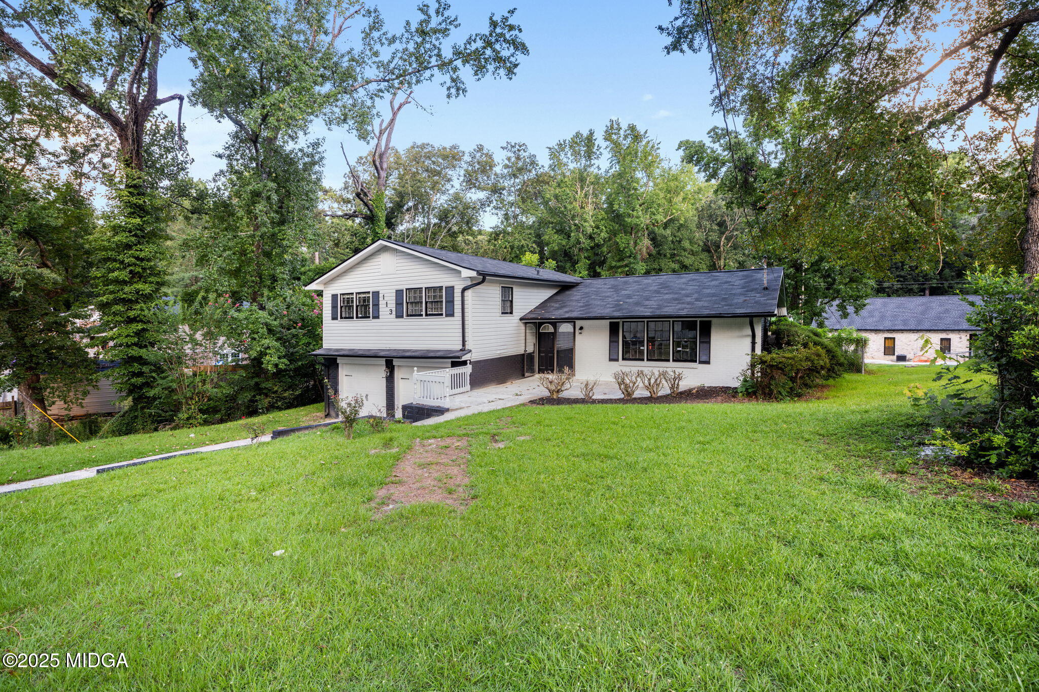 113 Colonial Road Warner Robins, GA 31088 - Photo 3 of 34 a front view of a house with yard and green space
