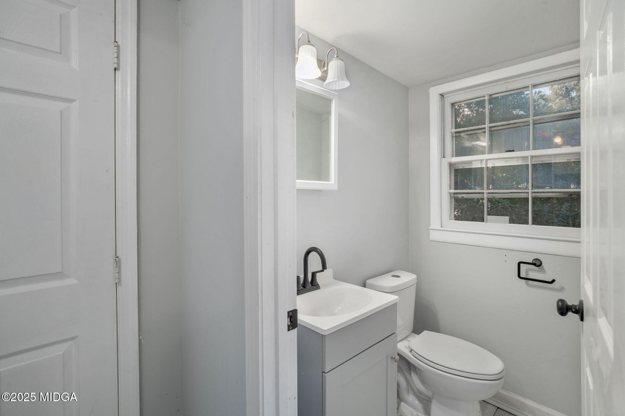 113 Colonial Road Warner Robins, GA 31088 - Photo 32 of 34 a bathroom with a toilet a sink and a window