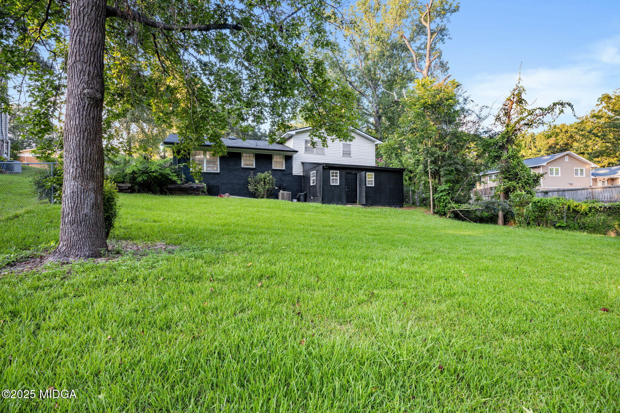 113 Colonial Road Warner Robins, GA 31088 - Photo 33 of 34 a front view of a house with garden