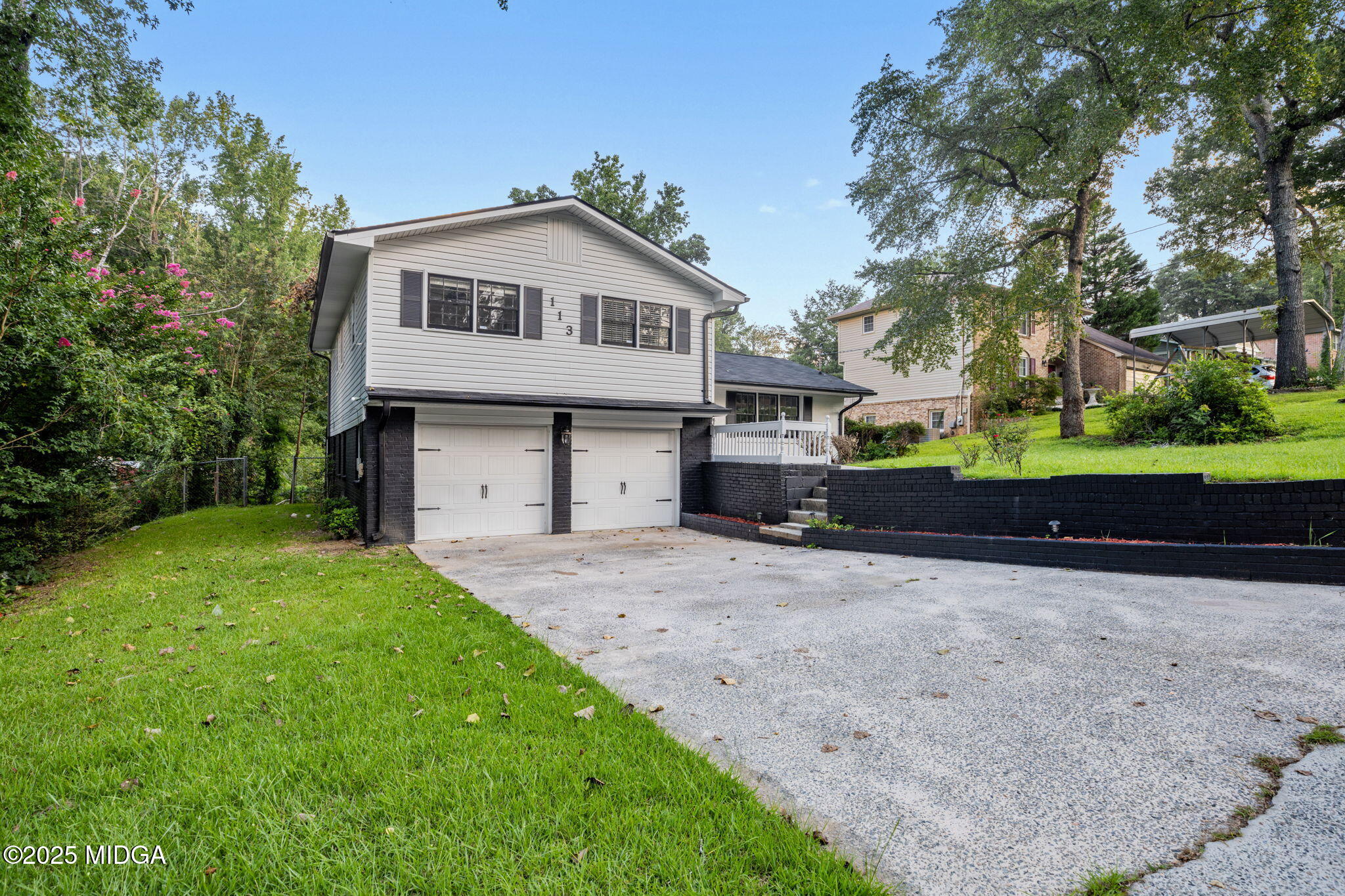 113 Colonial Road Warner Robins, GA 31088 - Photo 4 of 34 a view of a house with a yard and tree s