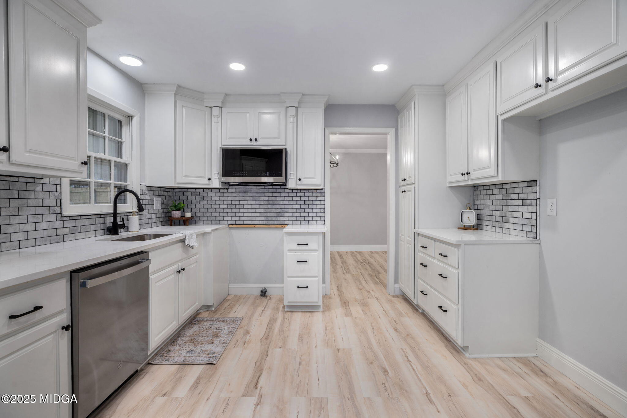 113 Colonial Road Warner Robins, GA 31088 - Photo 8 of 34 a kitchen with granite countertop a sink cabinets and stainless steel appliances