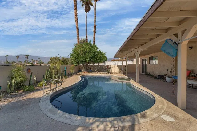 a view of a fountain in front of a house