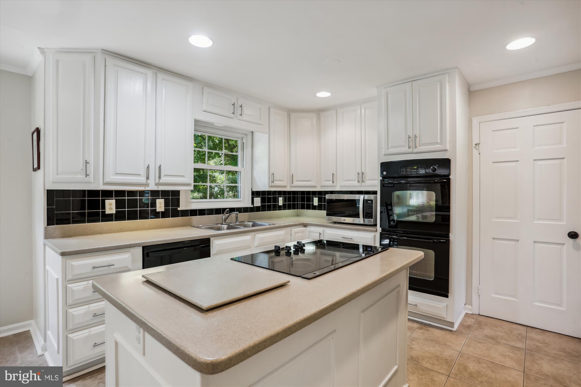 8308 Snug Hill Lane Potomac, MD 20854 - Photo 9 of 73