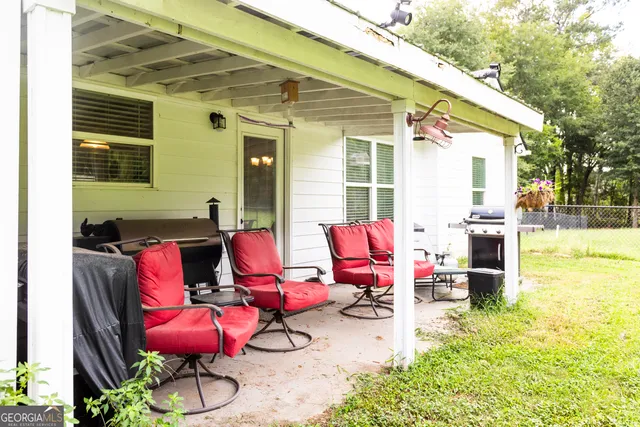 a view of a house with backyard and garden