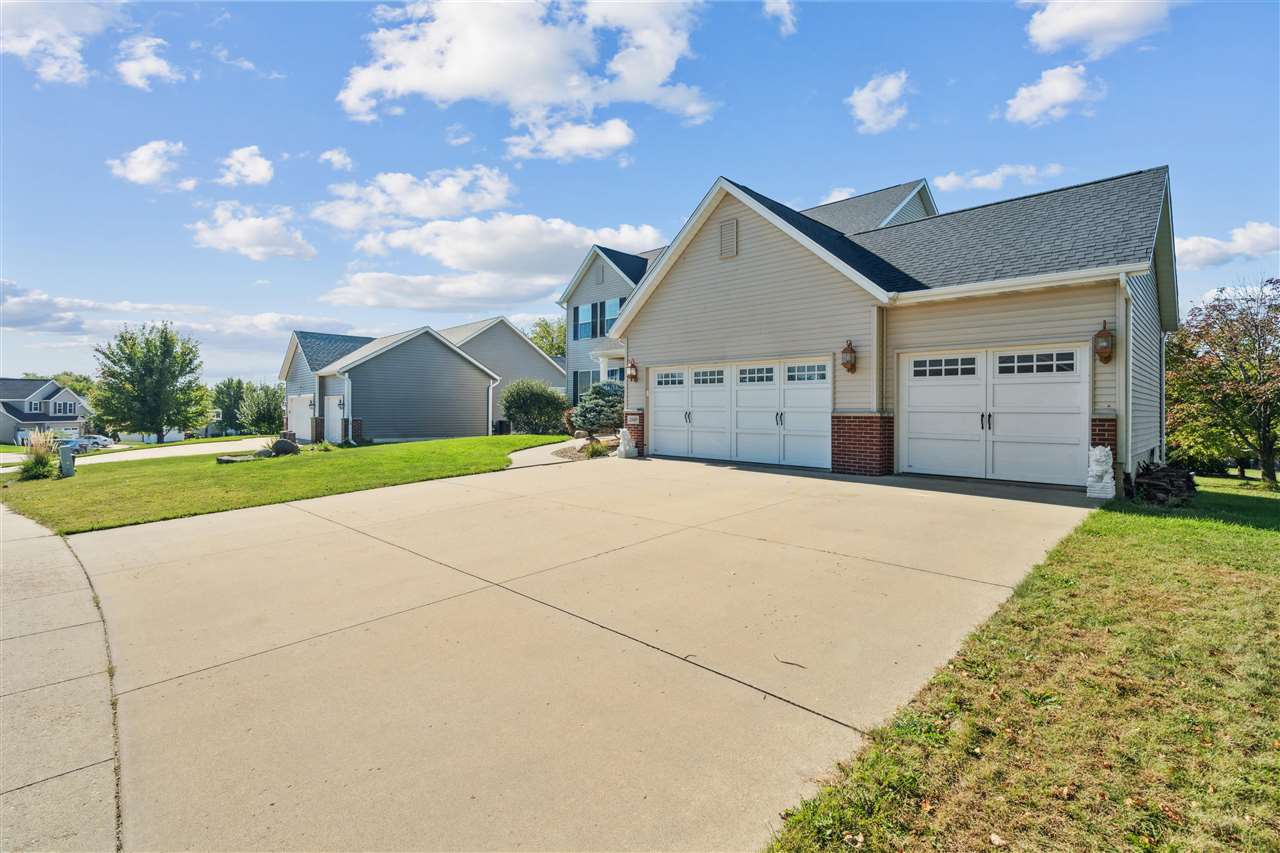 2140 Newcastle Road Marion, IA 52302 - Photo 3 of 35 Gallery Image 3
