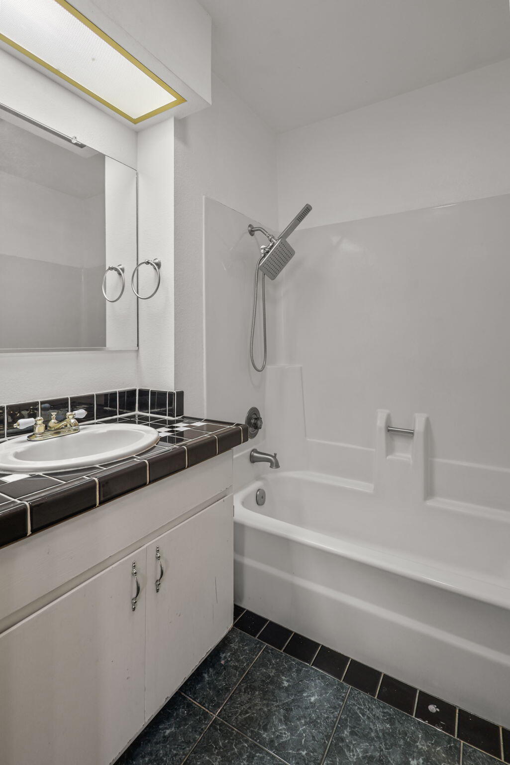 3985 Cirrus Street Redding, CA 96002 - Photo 19 of 27 a bathroom with a bathtub and a sink
