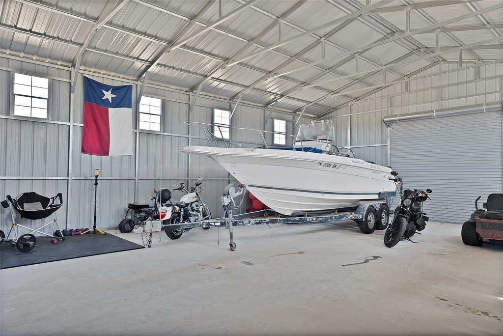 7450 Briar Road Azle, TX 76020 - Photo 2 of 40 a room with gym equipment