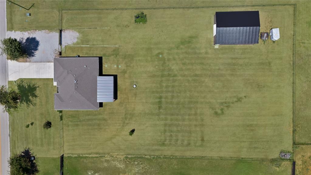 7450 Briar Road Azle, TX 76020 - Photo 4 of 40 a bathroom with a shower