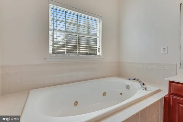 $3,100 | 807 Bluefield Square Northeast, Leesburg, VA 20176