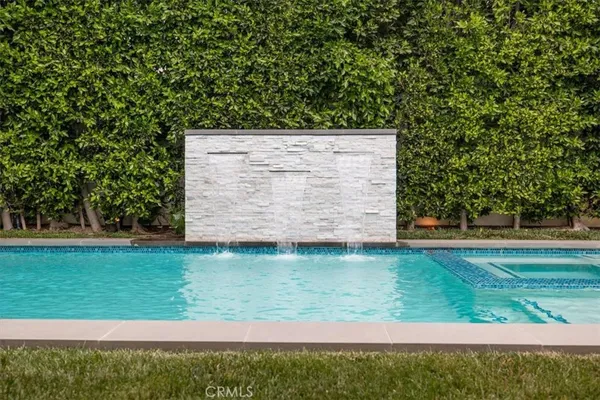 a view of a back yard