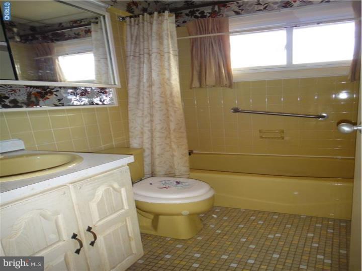 92 Indian Red Road Levittown, PA 19057 - Photo 8 of 14 Gallery Image 8