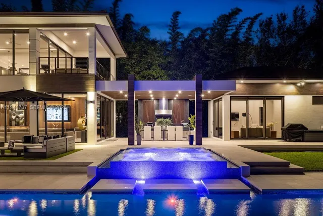 a view of an outdoor space