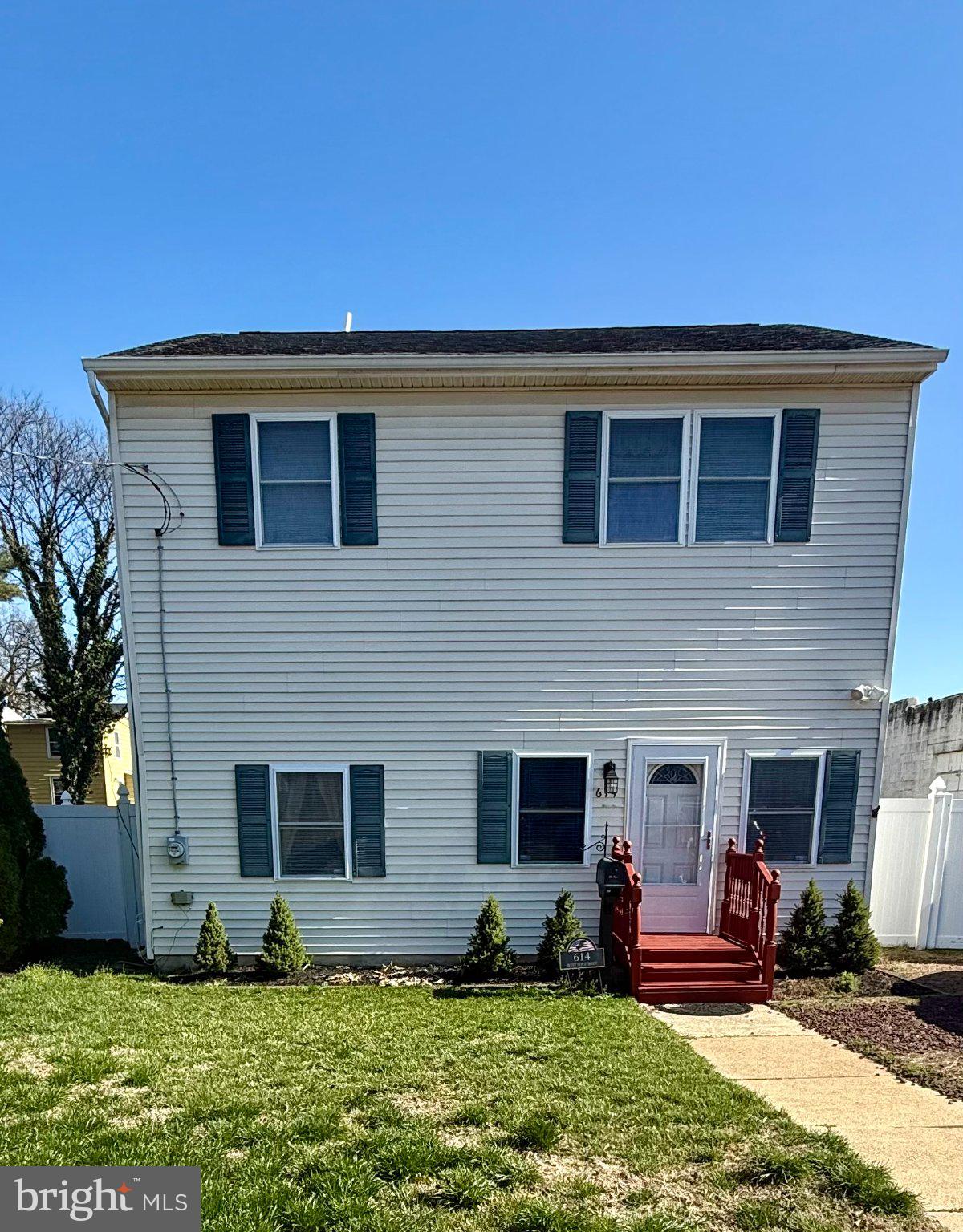 a front view of house with yard