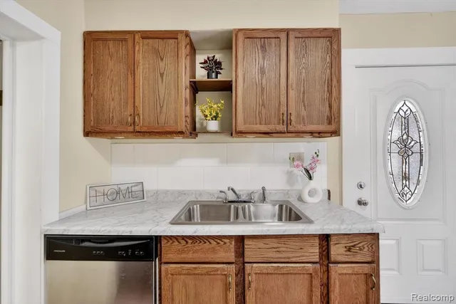 $104,999 | 1128 Hickory Street, Lansing, MI 48912