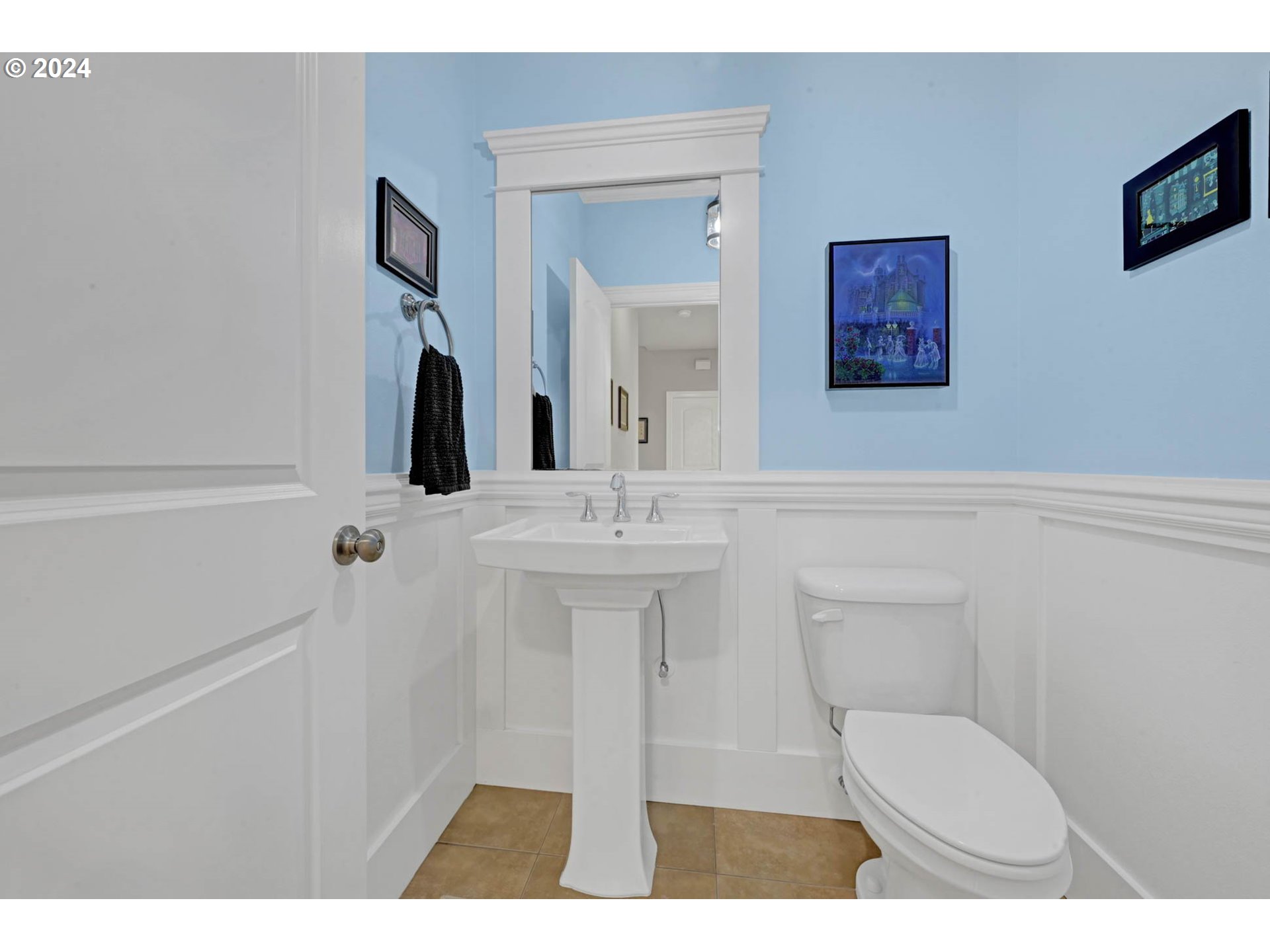 3587 Summit Sky Boulevard Eugene, OR 97405 - Photo 19 of 45 a bathroom with a toilet a sink and mirror