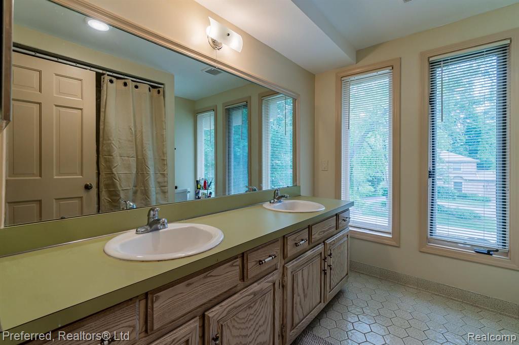 30210 High Valley Road Farmington Hills, MI 48331 - Photo 28 of 40
