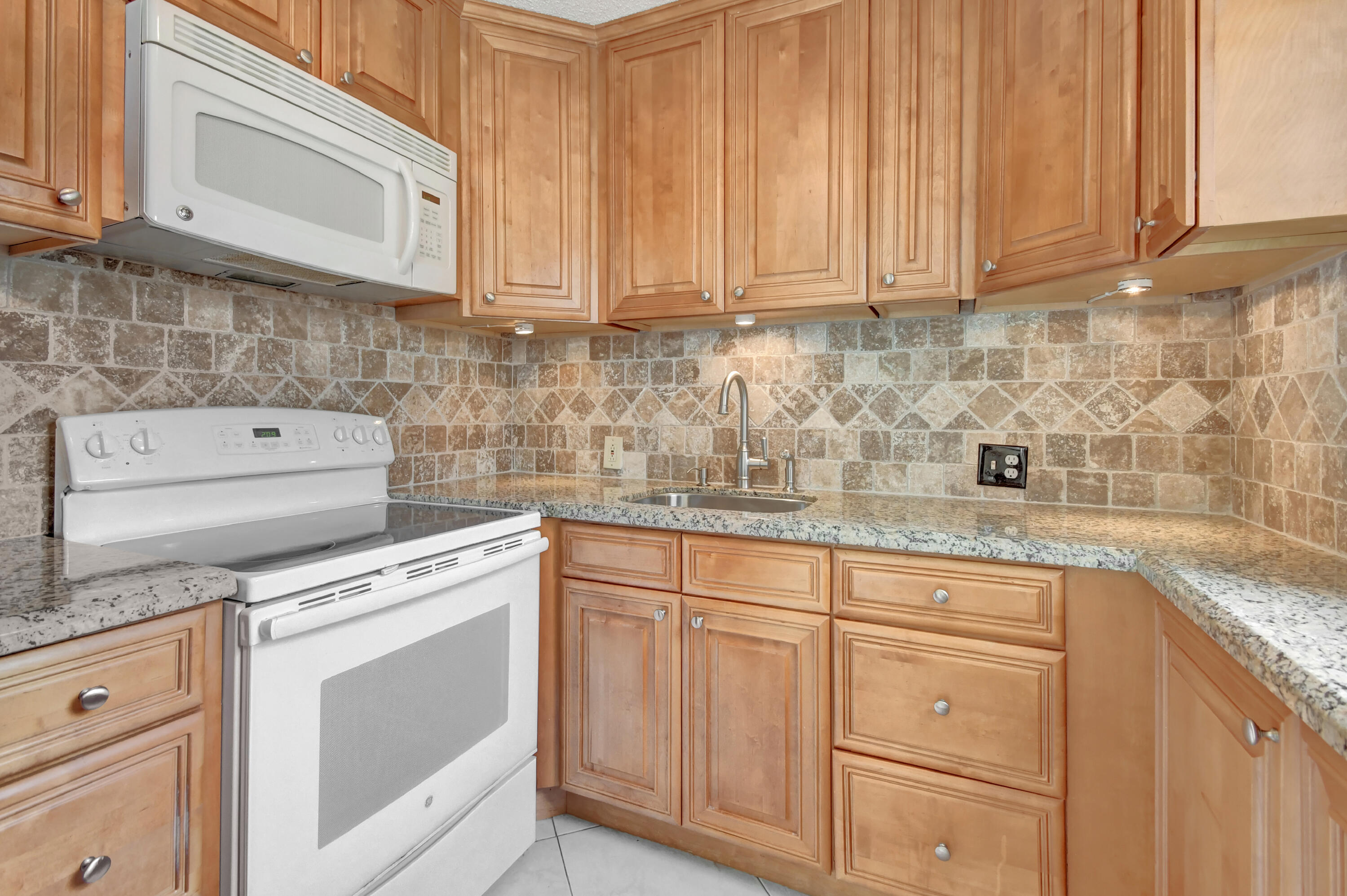 52 Preston F Boca Raton, FL 33434 - Photo 6 of 27 16-print-DSC_1951