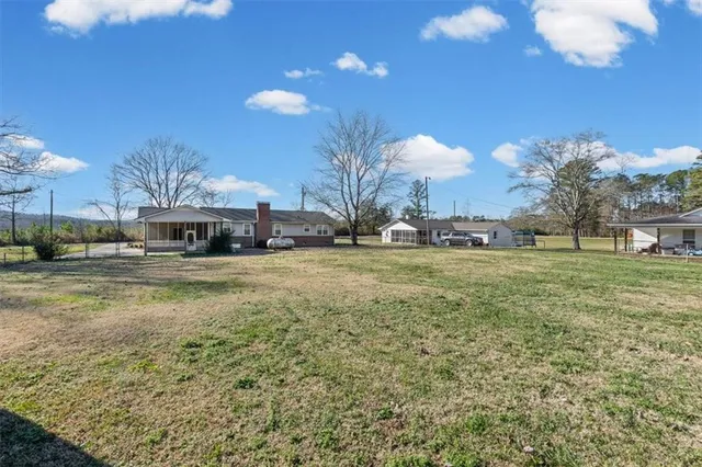 a view of a backyard