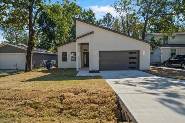 a view of a house with backyard and trees