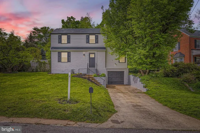 a view of a house with a yard