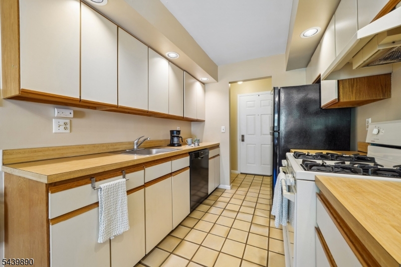 19 Kensington Road, Unit 19H Chatham, NJ 07928 - Photo 8 of 24