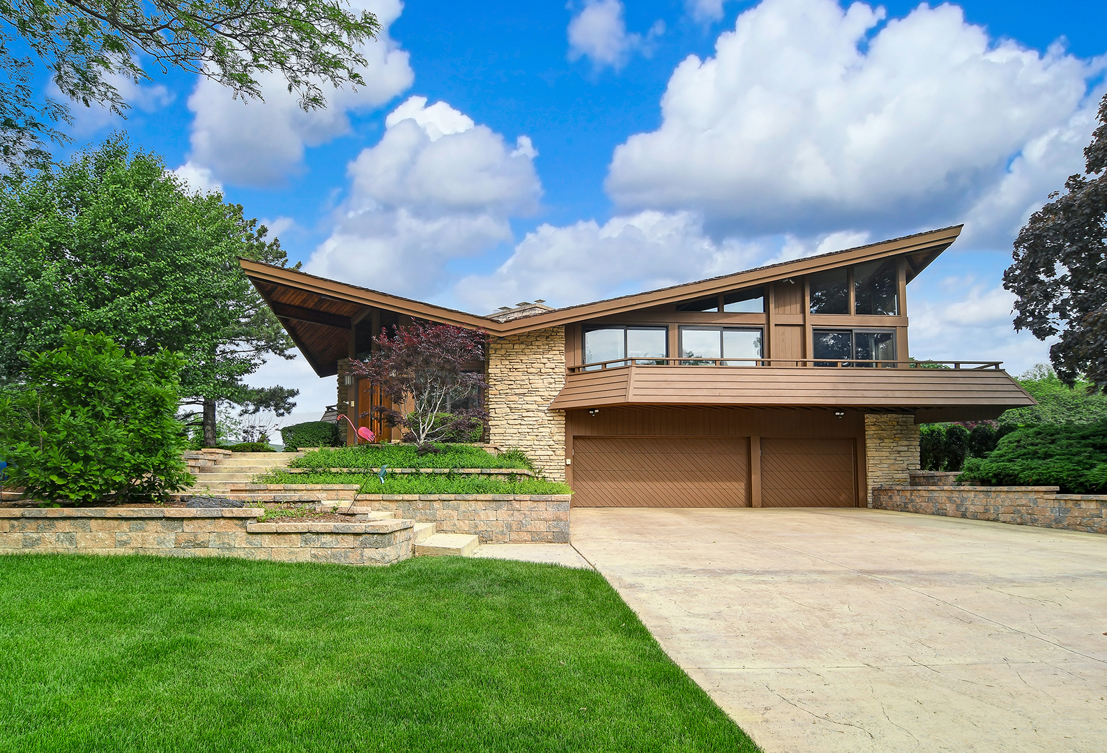 39 Fawn Court Burr Ridge, IL 60527 - Photo 1 of 46 a front view of a house with a yard