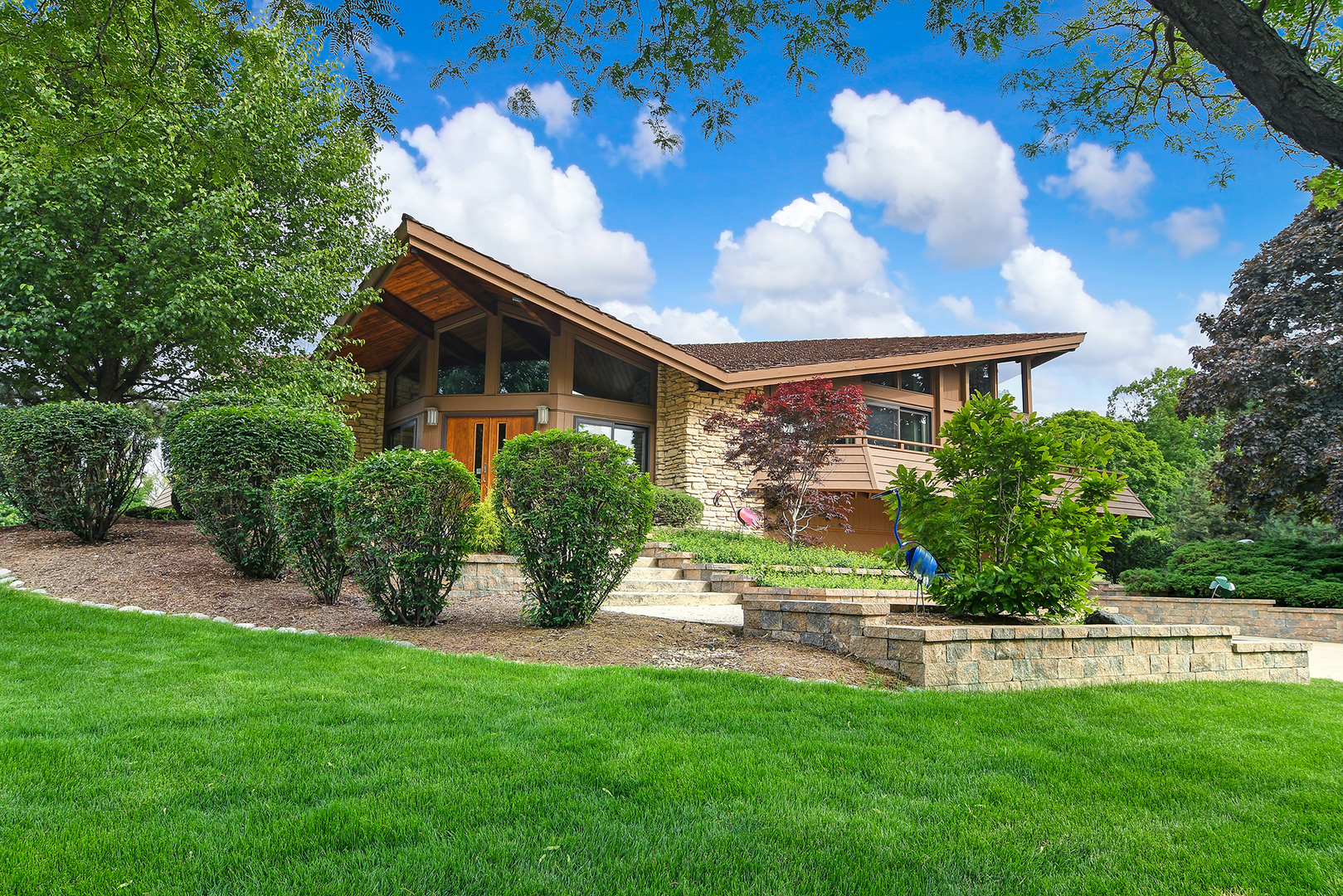 39 Fawn Court Burr Ridge, IL 60527 - Photo 2 of 46 a house with garden in front of it