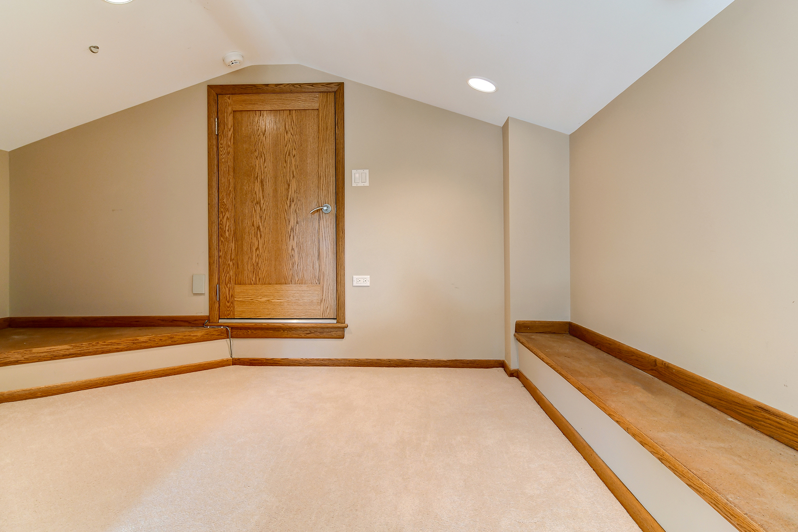 39 Fawn Court Burr Ridge, IL 60527 - Photo 17 of 46 a view of room with window