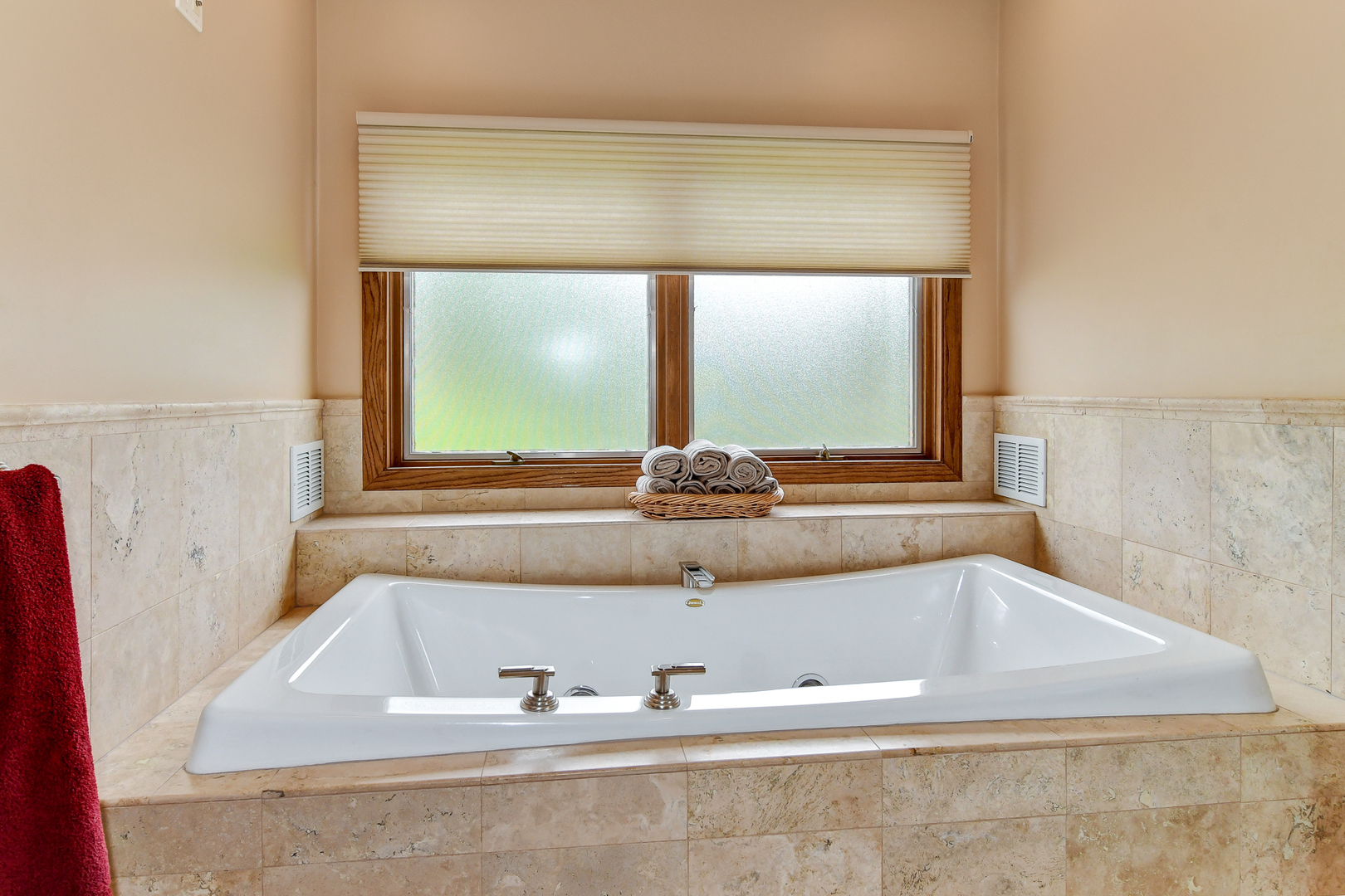 39 Fawn Court Burr Ridge, IL 60527 - Photo 19 of 46 a bathroom with a bathtub and a window