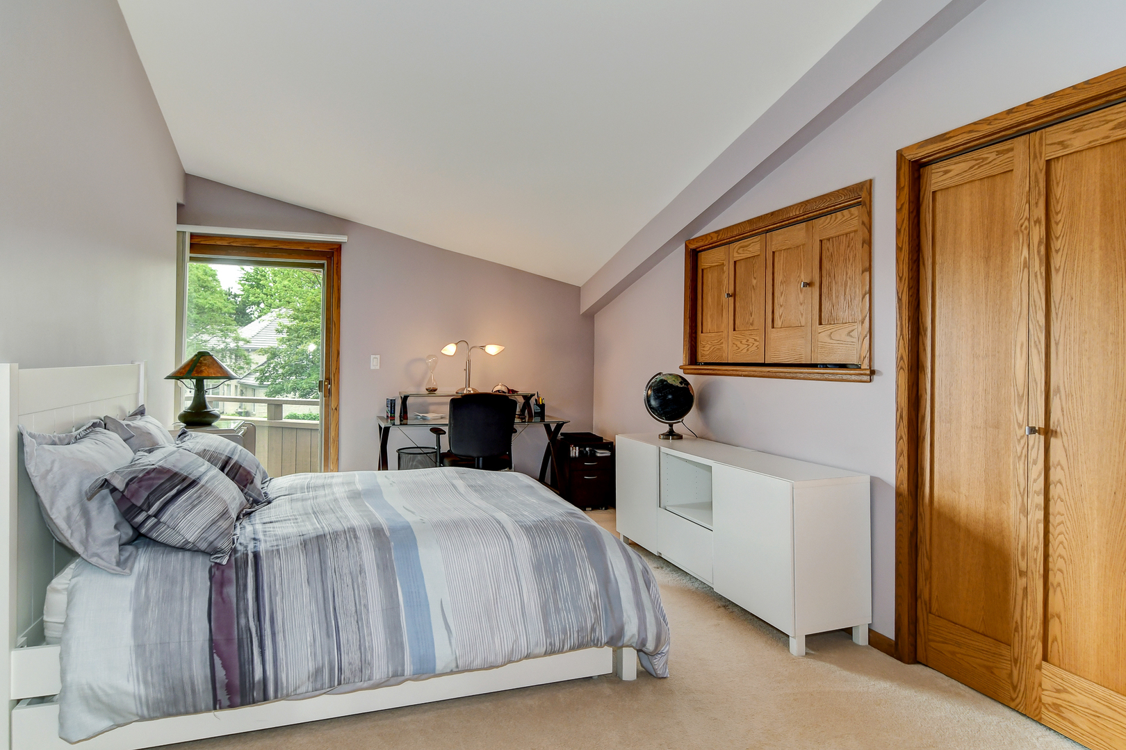 39 Fawn Court Burr Ridge, IL 60527 - Photo 22 of 46 a large bedroom with bed and window
