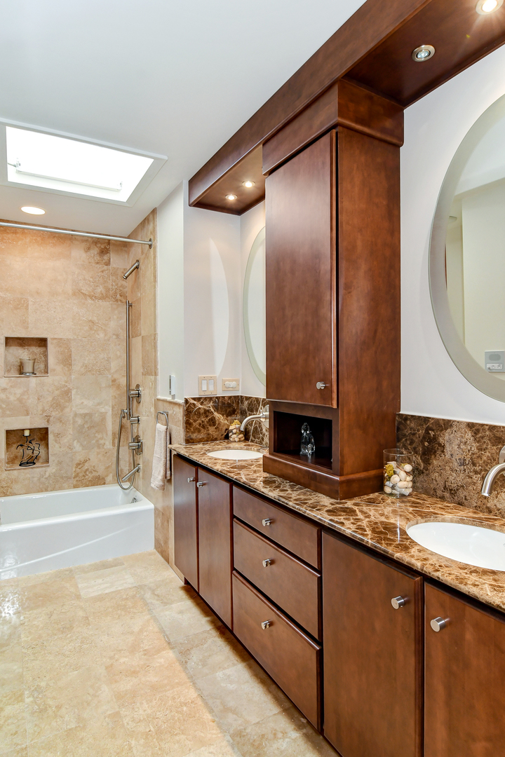 39 Fawn Court Burr Ridge, IL 60527 - Photo 24 of 46 a bathroom with a double vanity sink and a bathtub