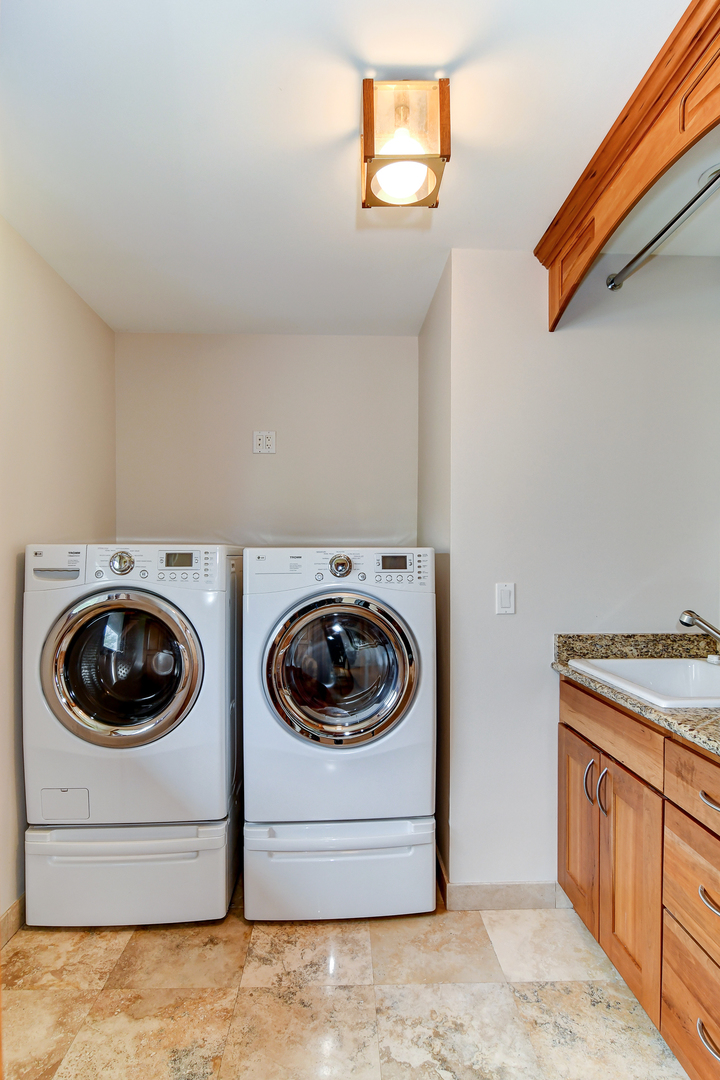 39 Fawn Court Burr Ridge, IL 60527 - Photo 25 of 46 a utility room with dryer and washer