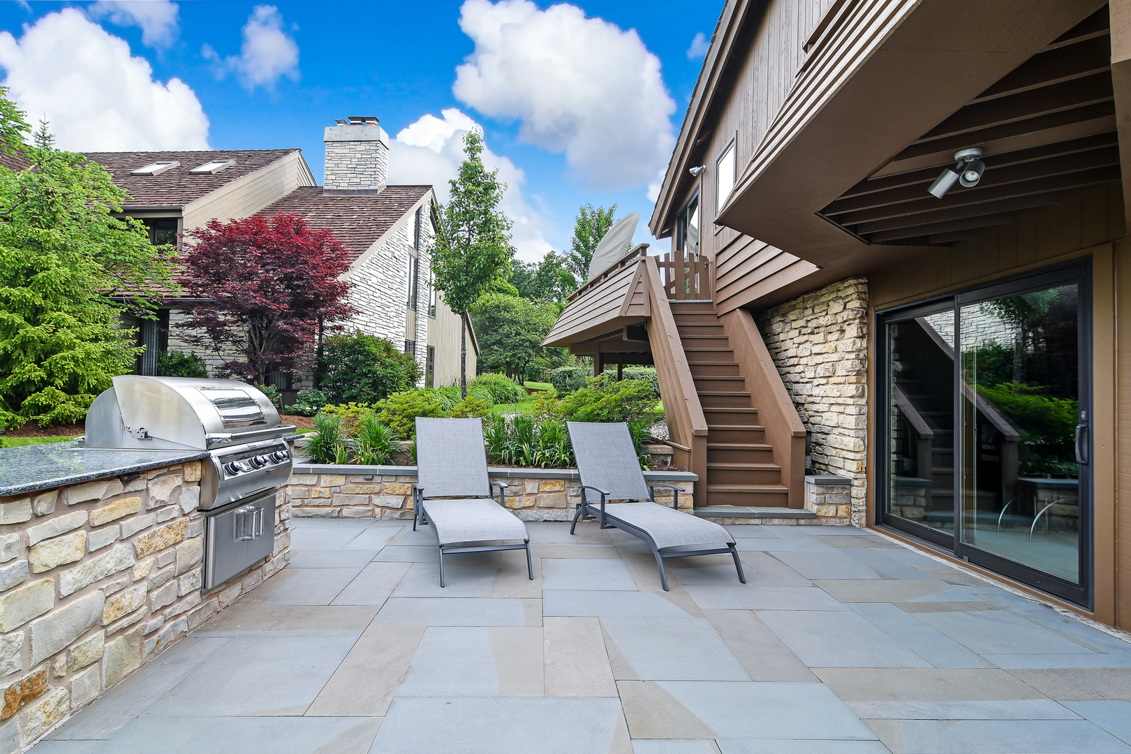 39 Fawn Court Burr Ridge, IL 60527 - Photo 38 of 46 a view of a patio with a table and chairs
