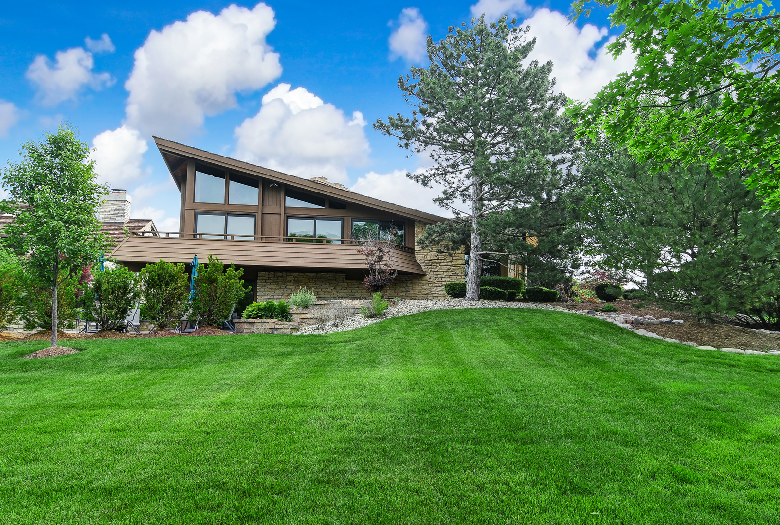 39 Fawn Court Burr Ridge, IL 60527 - Photo 40 of 46 a view of a house with backyard and garden