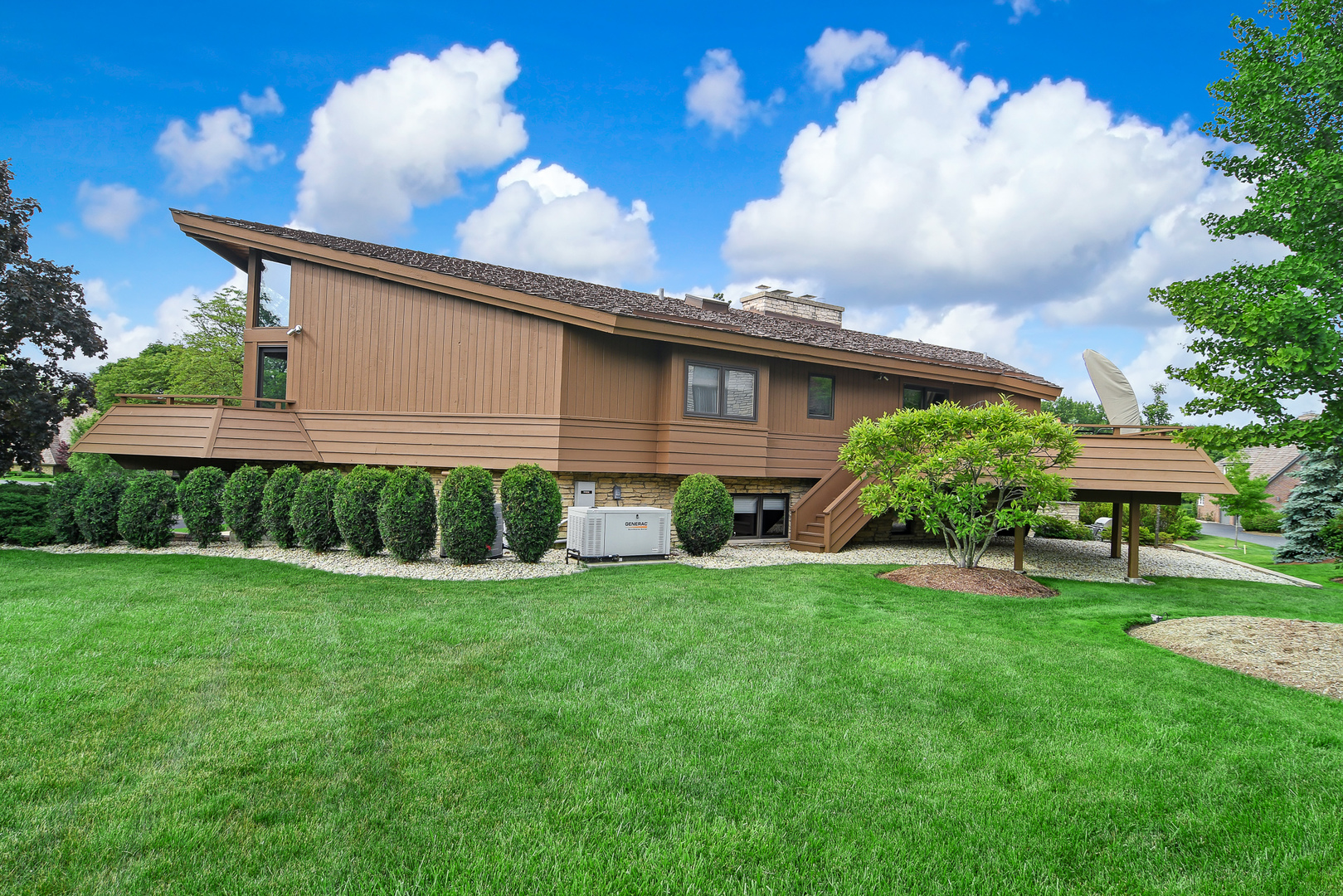 39 Fawn Court Burr Ridge, IL 60527 - Photo 41 of 46 a backyard of a house with a garden and barbeque oven