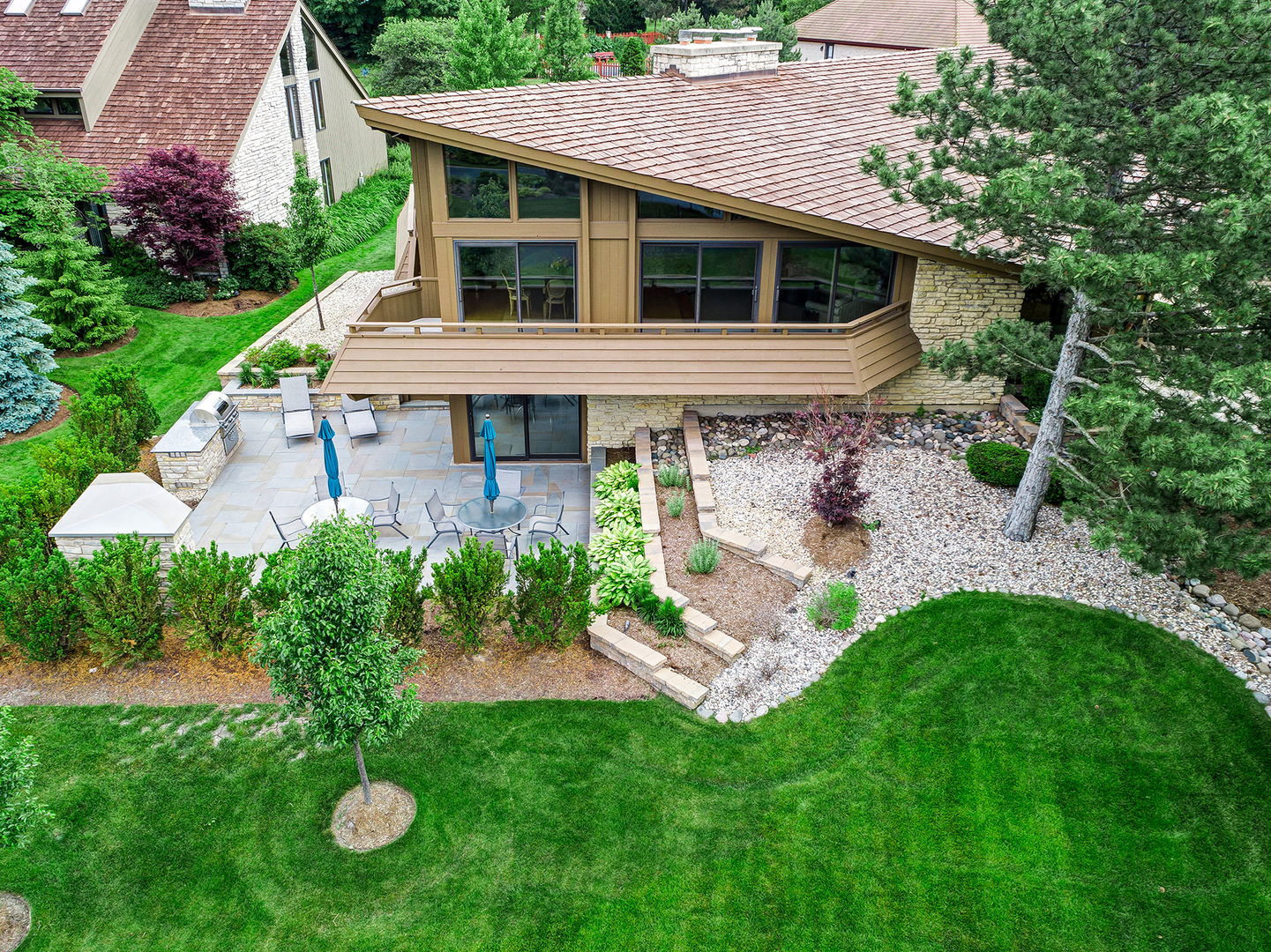 39 Fawn Court Burr Ridge, IL 60527 - Photo 42 of 46 a front view of a house with garden