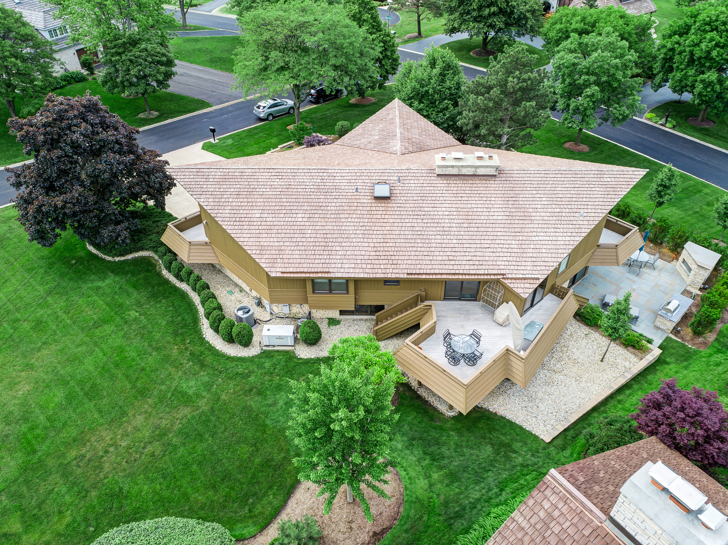 39 Fawn Court Burr Ridge, IL 60527 - Photo 45 of 46 an aerial view of a house with a garden