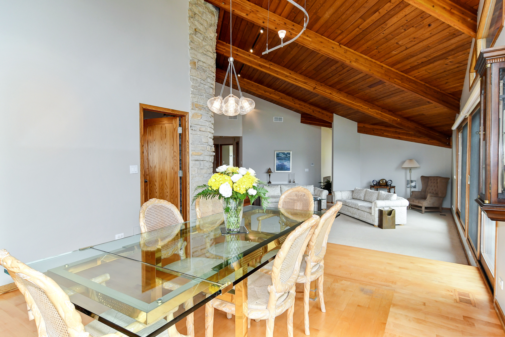 39 Fawn Court Burr Ridge, IL 60527 - Photo 9 of 46 a view of a dining room with furniture