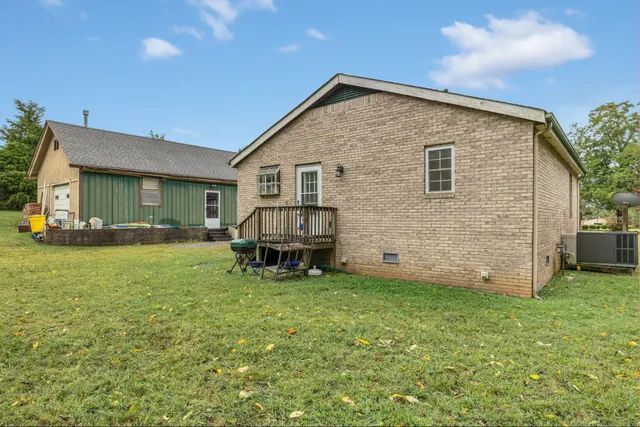 a view of a house with backyard