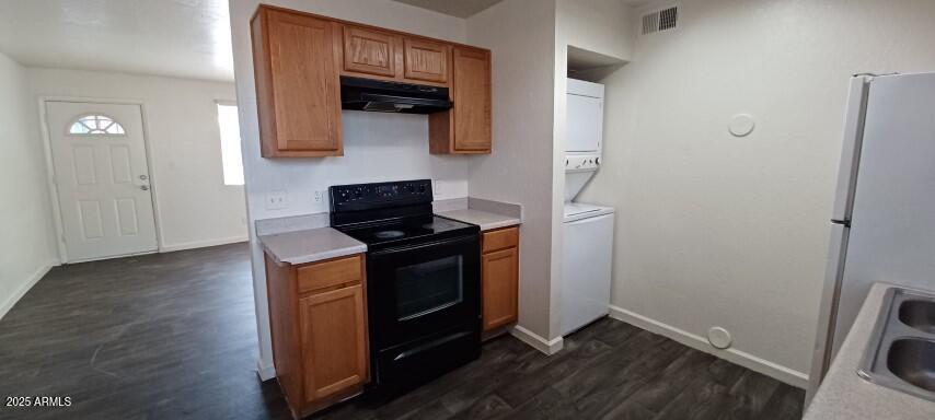 2537 West Georgia Avenue, Unit 2 Phoenix, AZ 85017 - Photo 7 of 14 a kitchen with a stove and a microwave