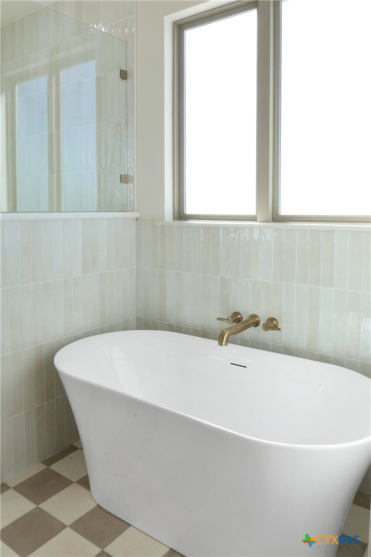 16026 Honey Ridge Drive Holland, TX 76534 - Photo 23 of 27 a bathroom with a bathtub